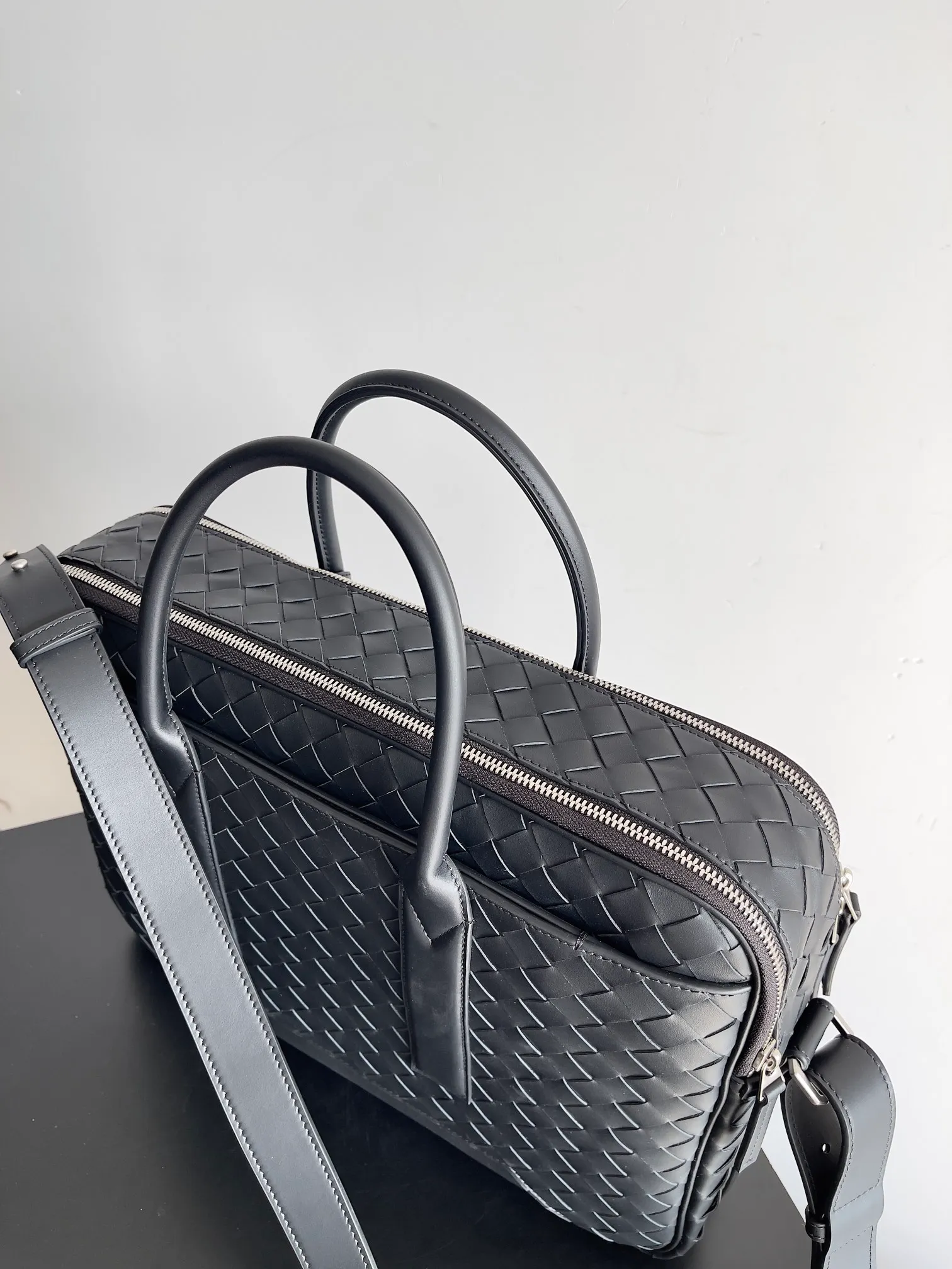 Batch 3060 Have you ever seen a briefcase that can be carried on your back? [Wit][Wit] BOTTEGA VENETA men's GETAWAY large briefcase. The practicality of being able to be carried on the back is indeed one of its major selling points. The design of the shoulder straps will not feel cumbersome even if worn for a long time. Whether it is a business meeting or daily diligence, you can do it with ease. Style number: 766361 Size: 39*28.5*8cm